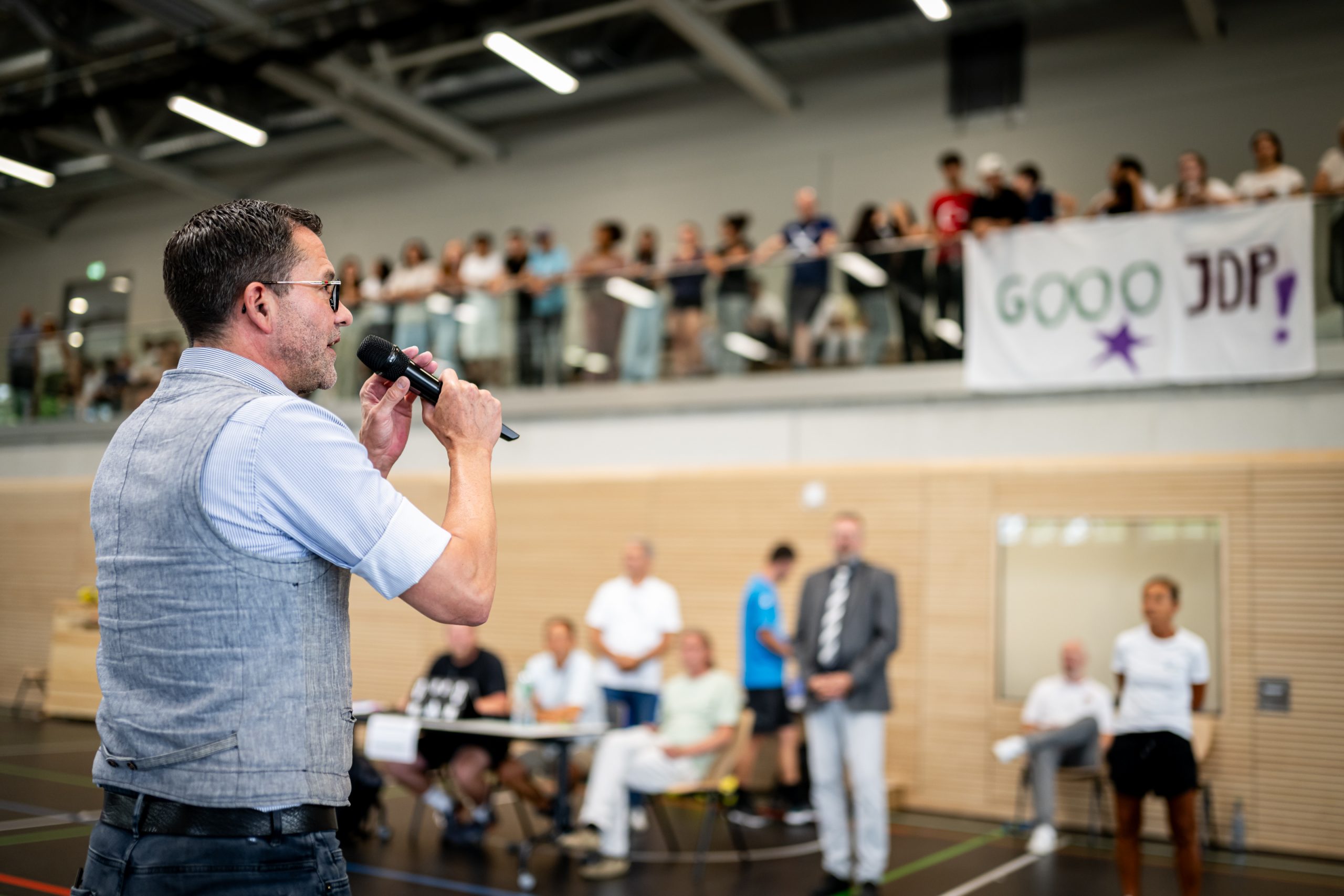 Schulleiter Jörn Wittmann bei der Begrüßung zum Handball-Landesfinale