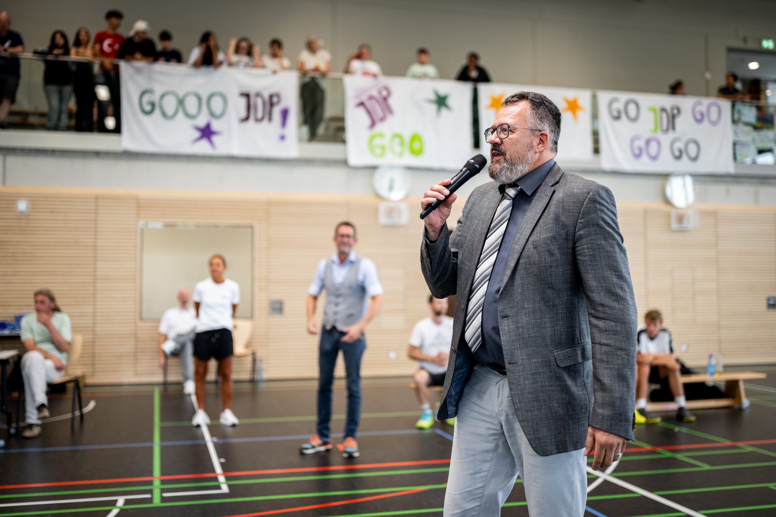 Schulrat Frank Wessel bei seiner Ansprache zum Handball-Landesfinale