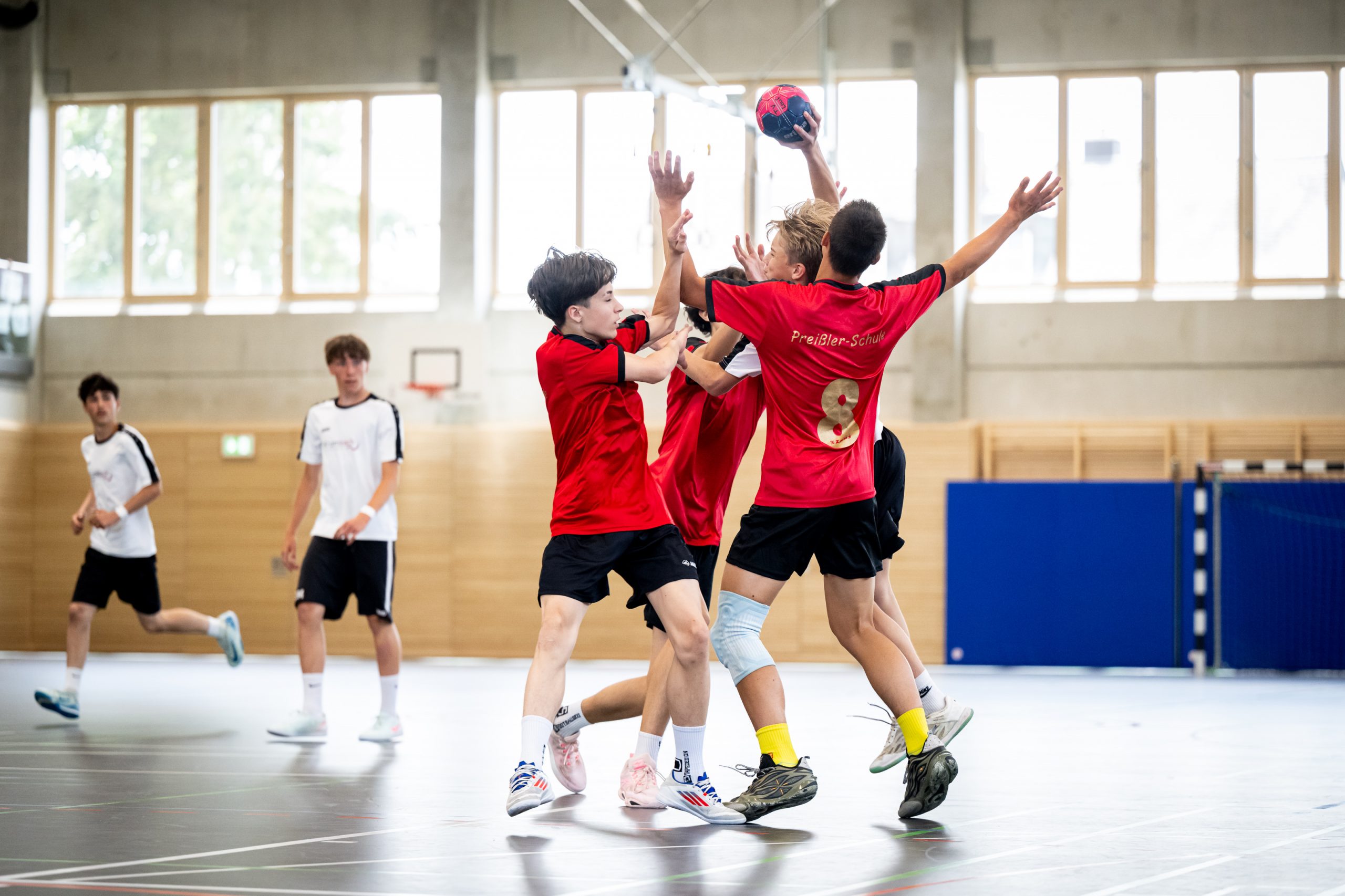 Kampf um den Ball beim Handball-Landesfinale