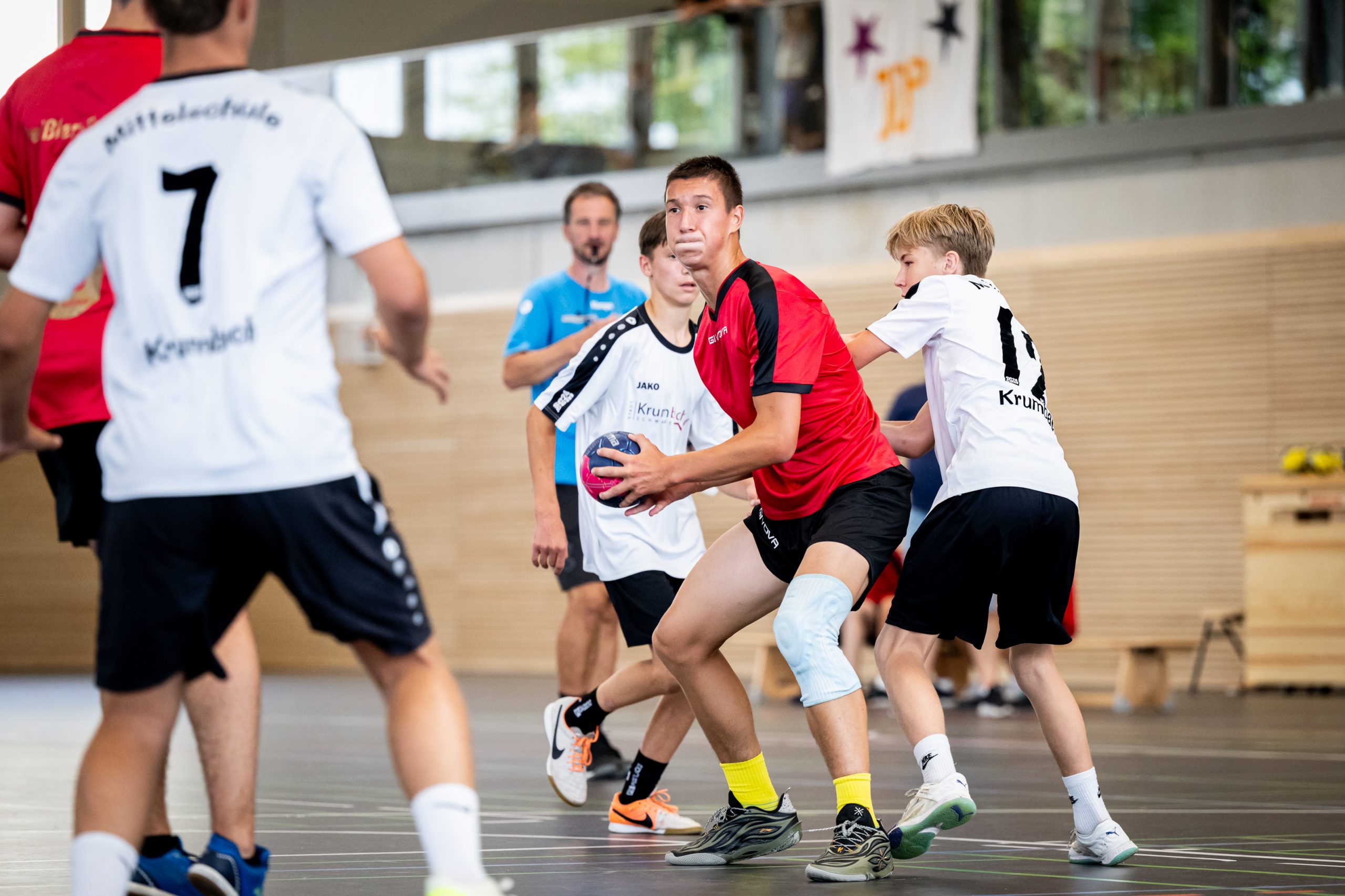 Handballspieler in Wurfposition beim Landesfinale