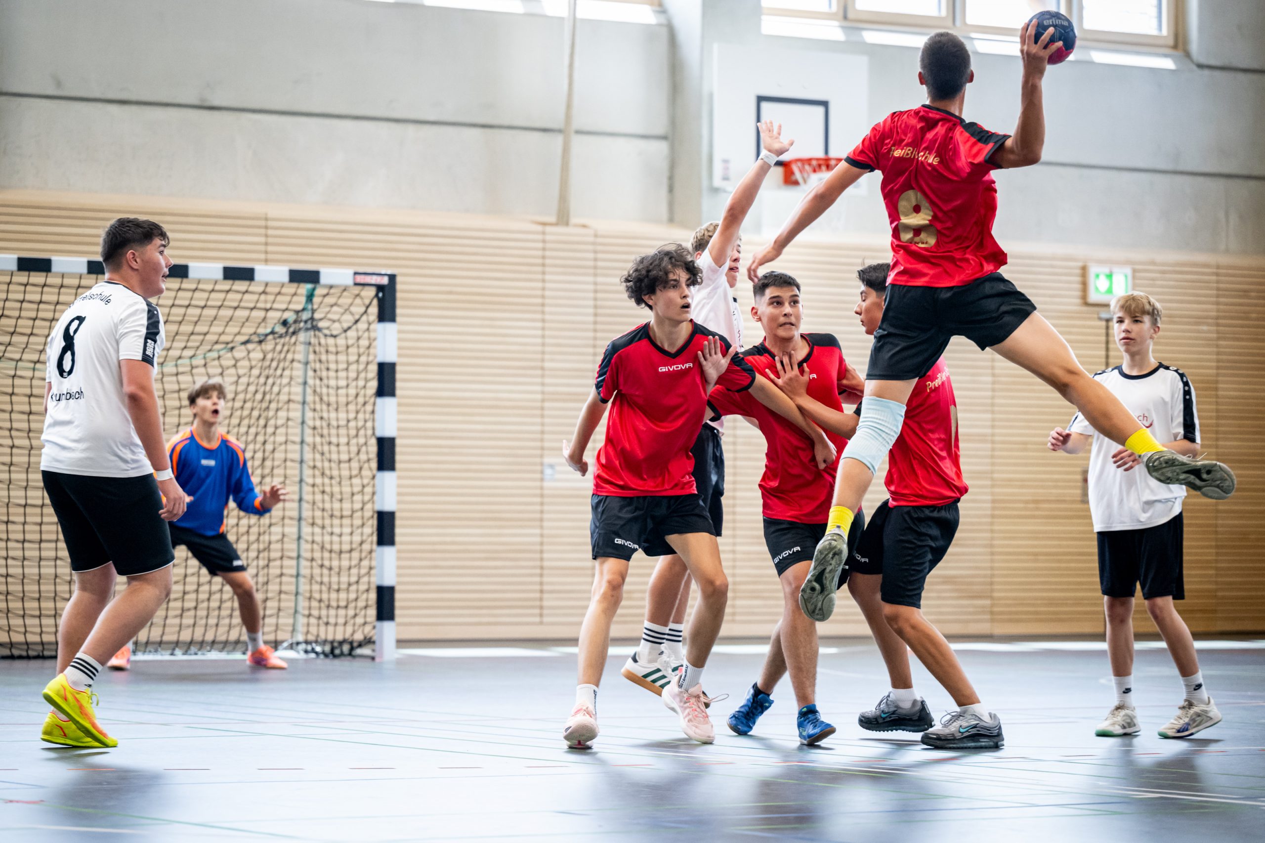 Schüler beim Sprungwurf im Handball-Landesfinale der Mittelschulen am Schulcampus Werderau