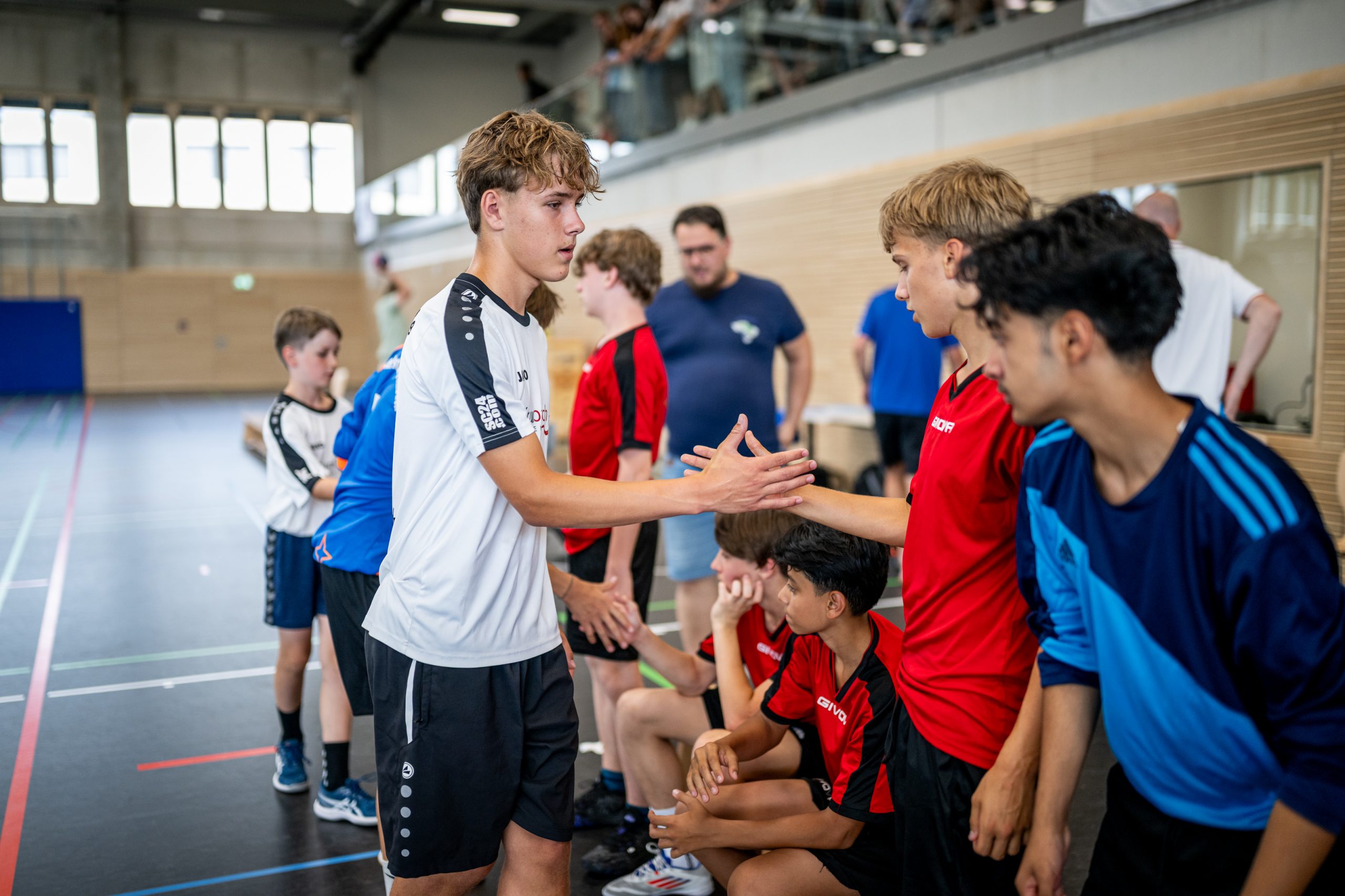 Sieger und Verlierer klatschen sich nach dem Handball-Landesfinale fair ab
