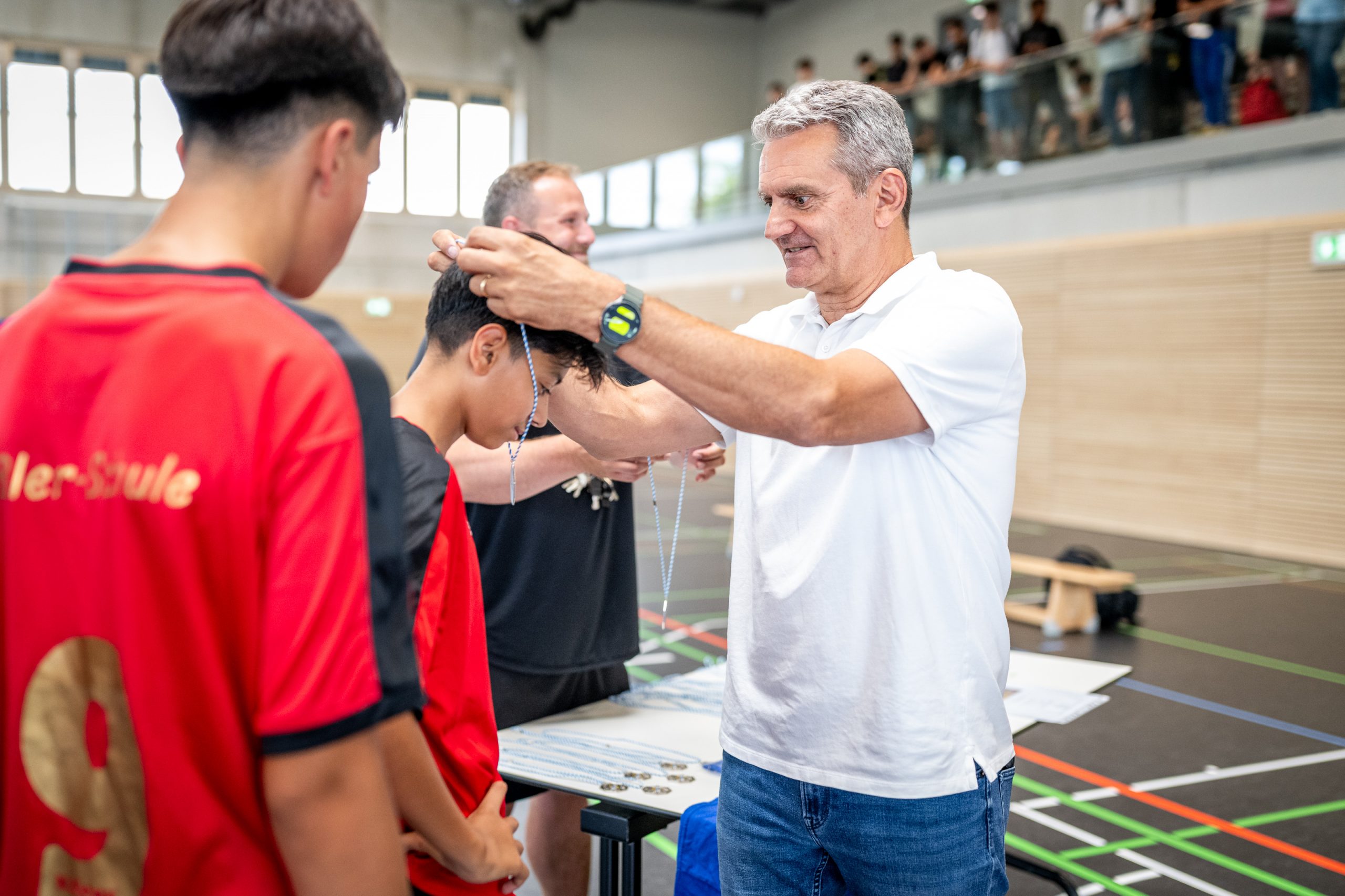 Einem Spieler wird bei der Siegerehrung eine Medaille umgehängt