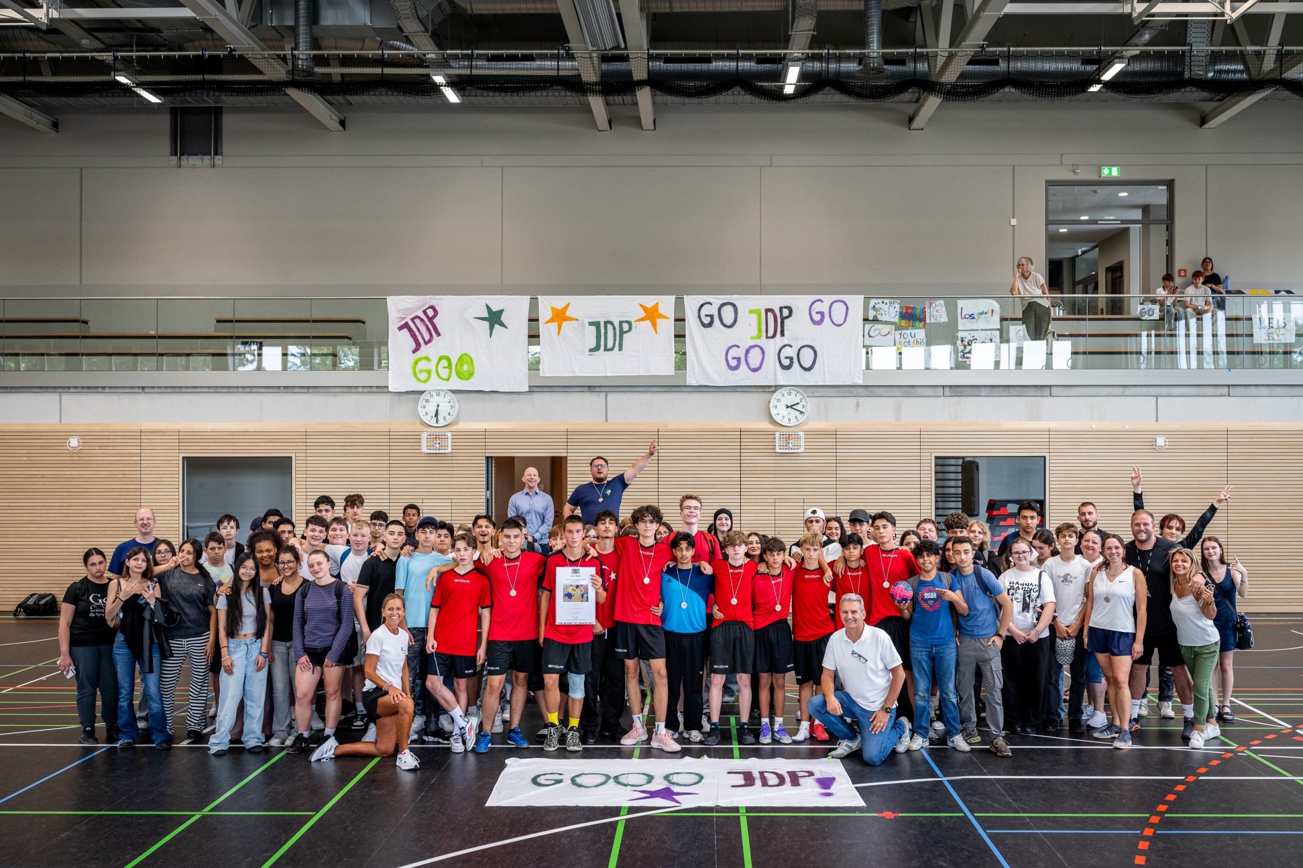 Team der Johann-Daniel-Preißler-Mittelschule mit Fans und Lehrkräften