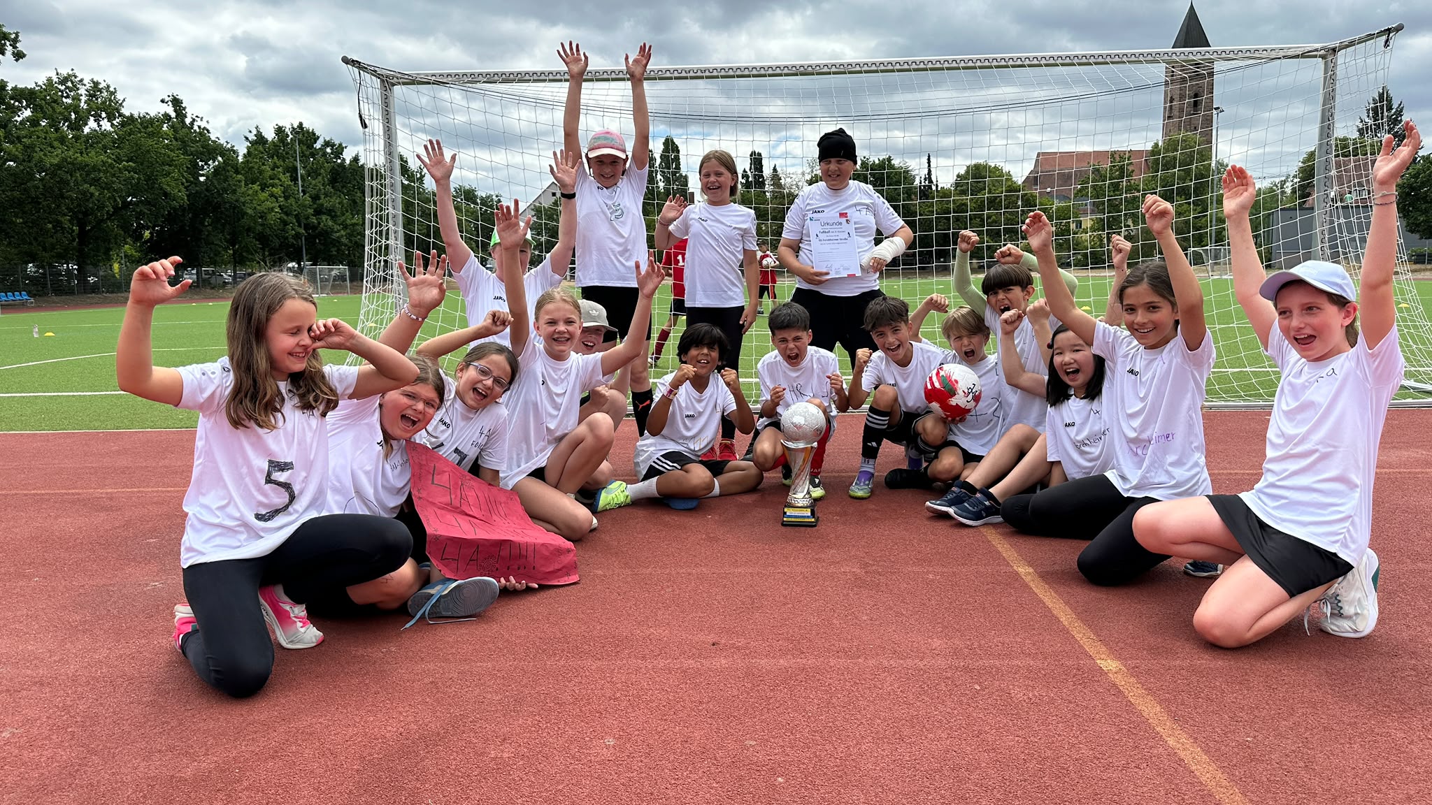 Klasse 4a der Grundschule Forchheimer Straße als Siegerteam des Fußballturniers der 4. Klassen