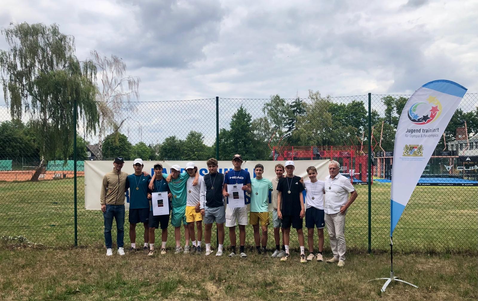 Jungenmannschaften der Wettkampfklasse II mit Lehrkräften und Urkunden beim Landesfinale Tennis
