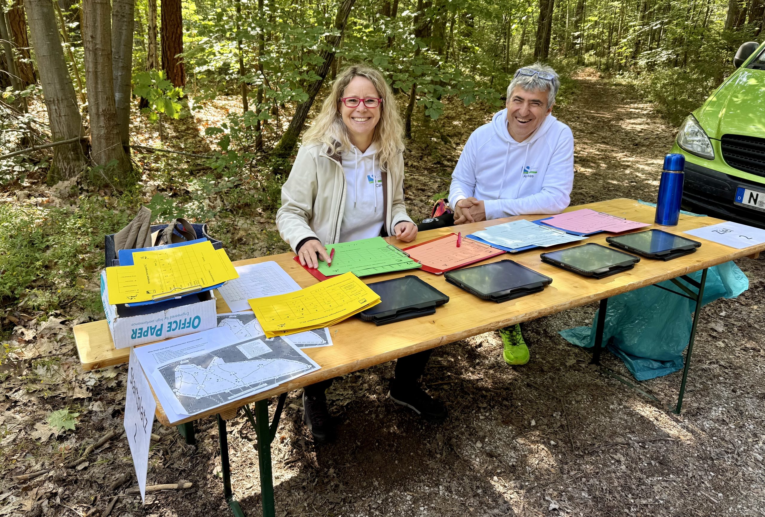 Zwei Mitglieder der Fachberatung Sport am Zielbereich der Reichswald-Rallye.